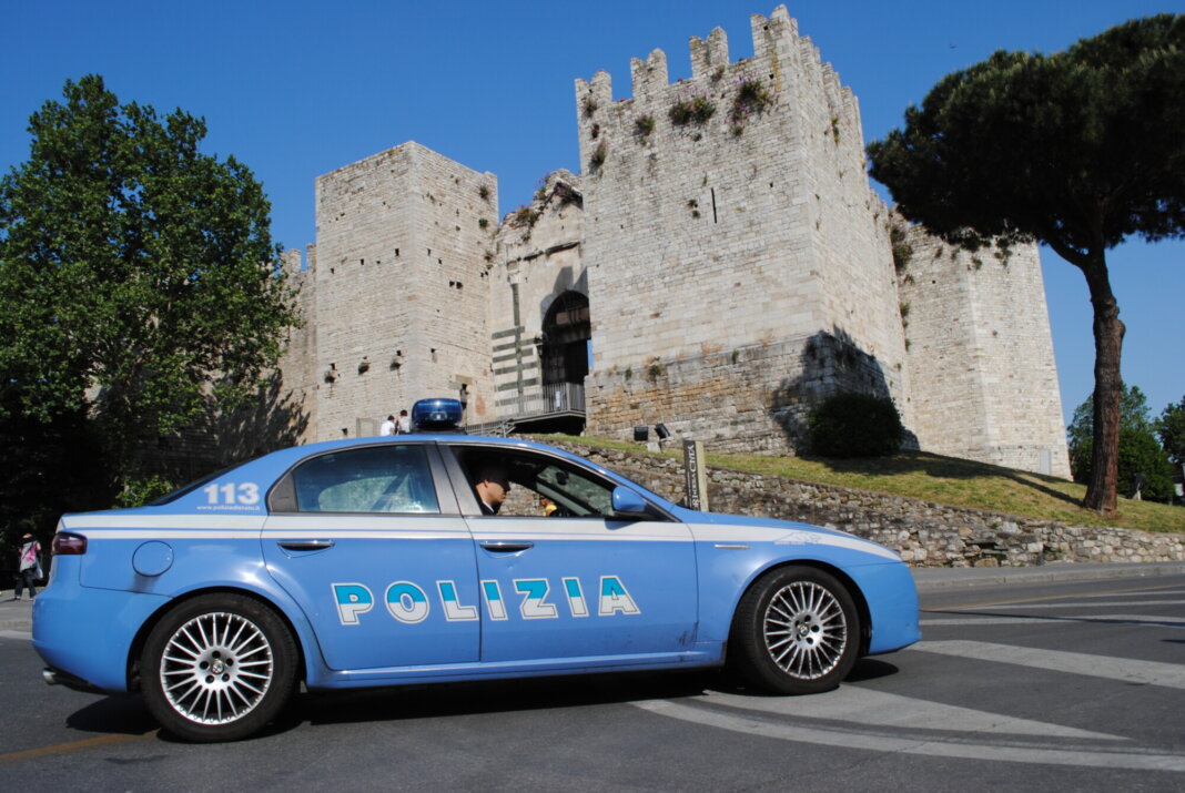 Una volante della polizia a Prato