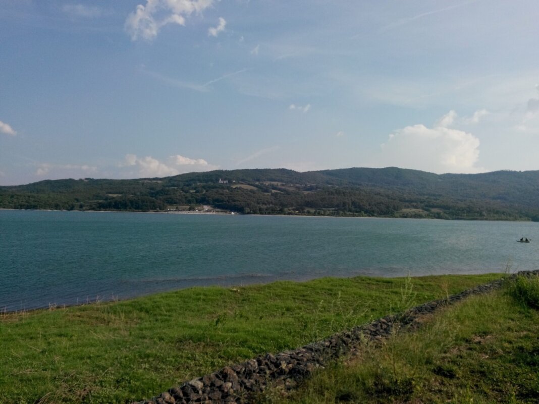 Cgfs e Notapinna Prato organizzano un collegiale di nuoto in acque libere per giovani atleti e studenti (foto FB Lago di Bilancino)