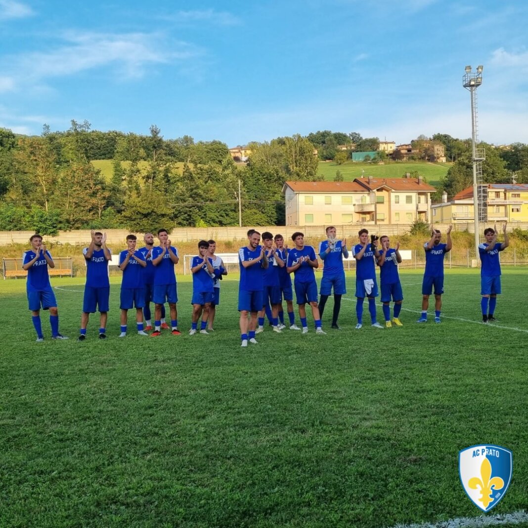 I giocatori del Prato dopo l'amichevole con la Carrarese Giovani (foto FB Ac Prato)