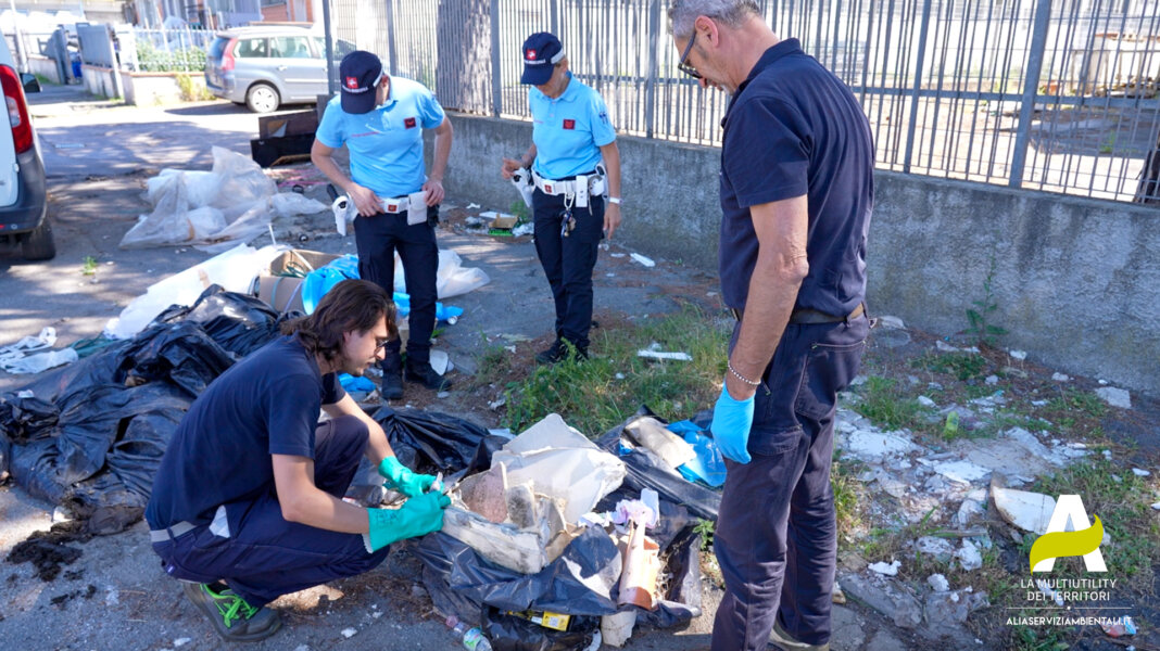 Giro di vite contro l'abbandono dei rifiuti dalla polizia municipale di Carmignano e dall'Alia (foto Alia)