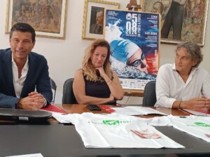 Da Porto a Porto, a nuoto per solidarietà: la presentazione a Prato (foto Comune di Prato)