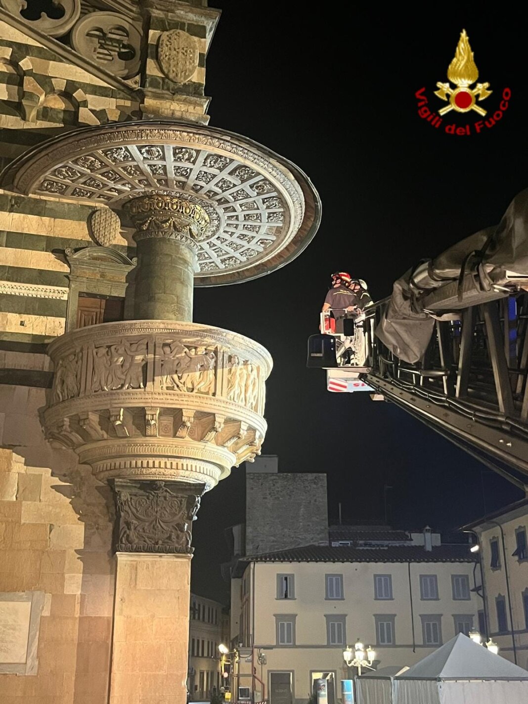 Parziale distacco per una delle formelle del pulpito di Donatello del duomo di Prato, intervengono i vigili del fuoco (foto vigili del fuoco)