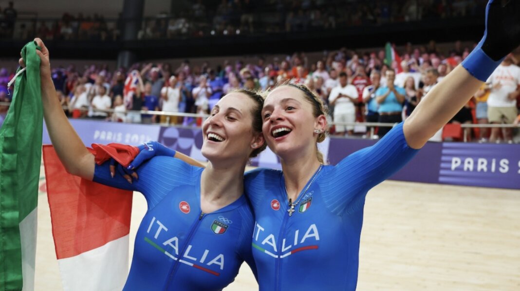 Vittoria Guazzini con Chiara Consonni d'oro alle olimpiadi di Parigi nella specialità del madison (foto FB Italia Team)