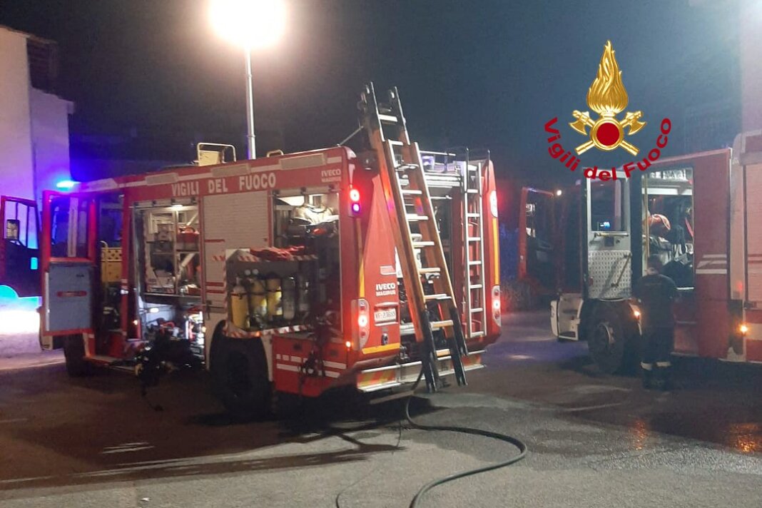 Grave un giovane di 20 anni caduto dalla spalletta di un ponte su una pista ciclabile a Prato (foto vigili del fuoco)