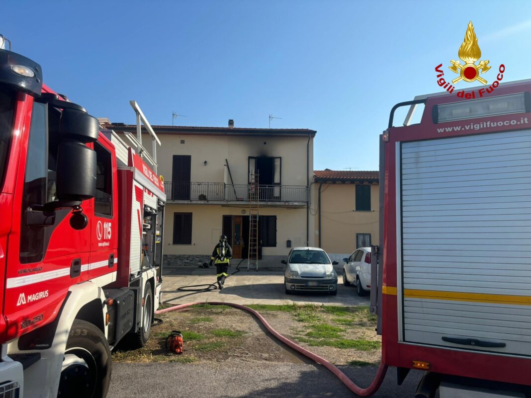 Fiamme nella camera da letto di un appartamento di via dell'Alloro a Prato: due in ospedale (foto vigili del fuoco)