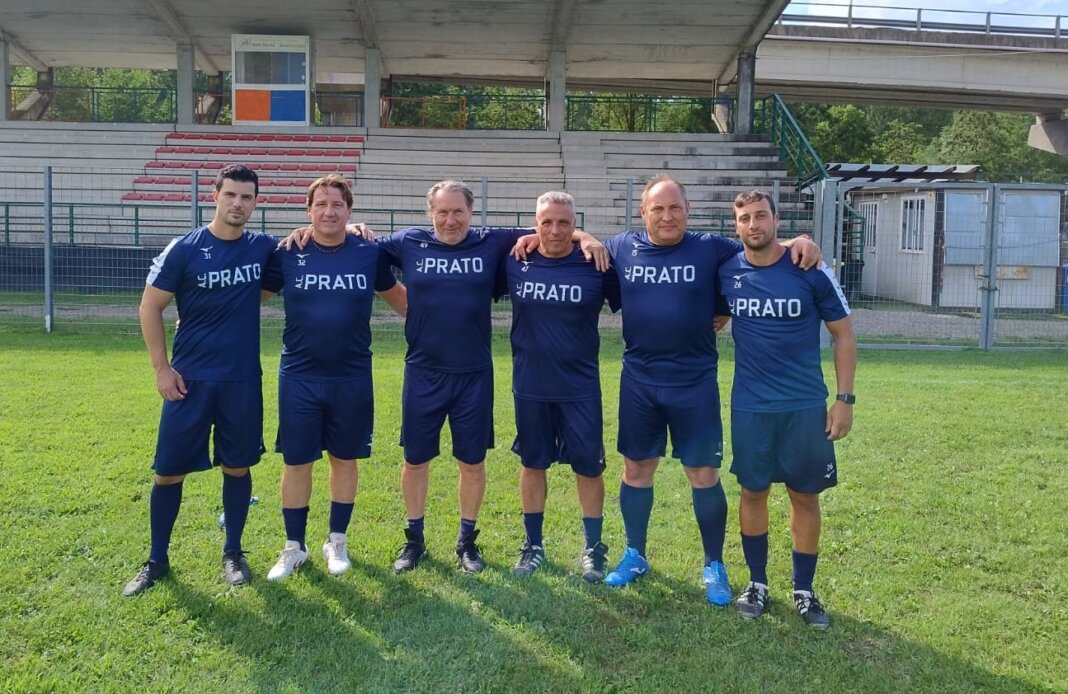 Lo staff della categoria allievi dell'Ac Prato, pronto a mettersi al lavoro (foto Ac Prato)