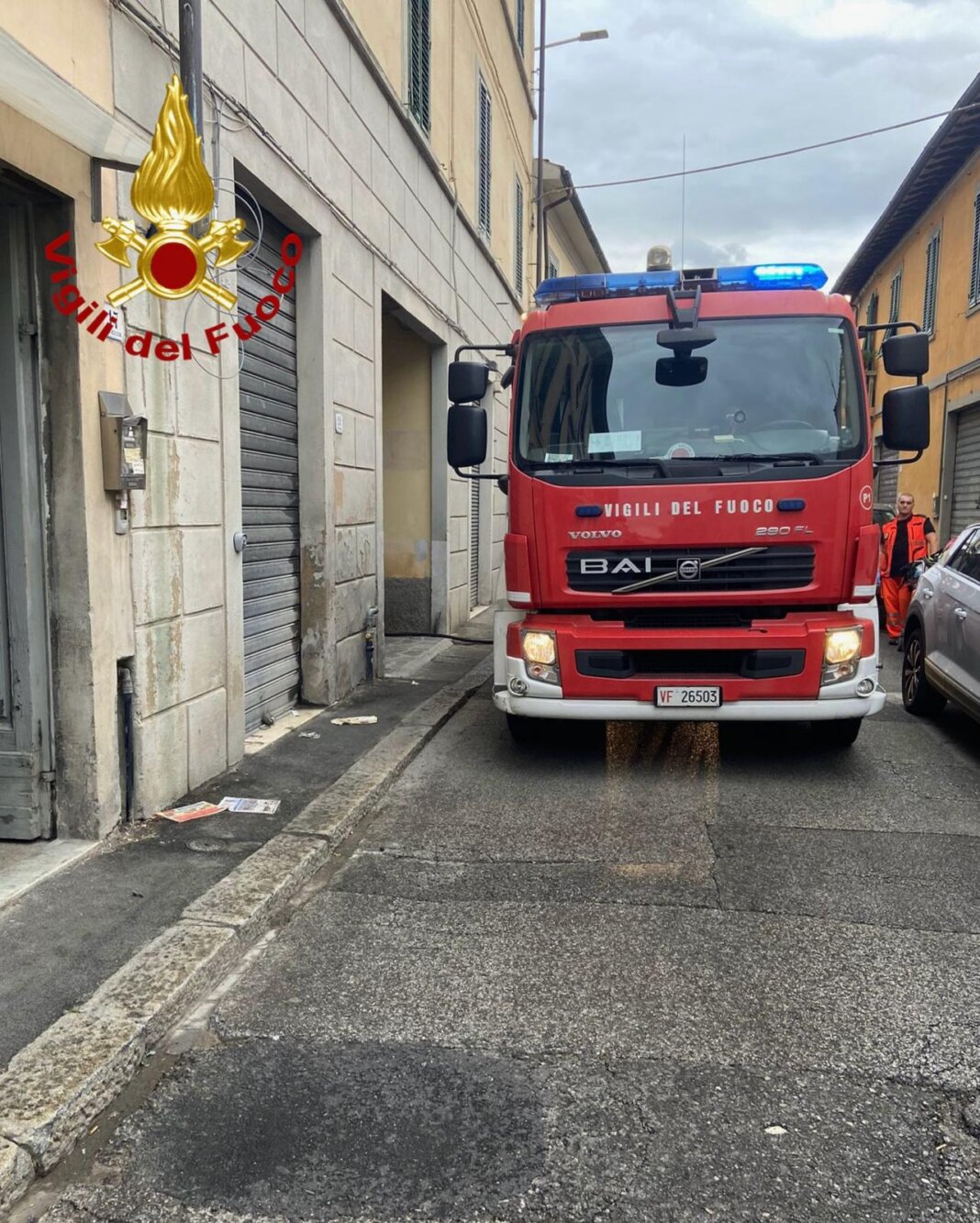 Fiamme in un appartamento di Prato, salvi i due occupanti. Muore il gatto