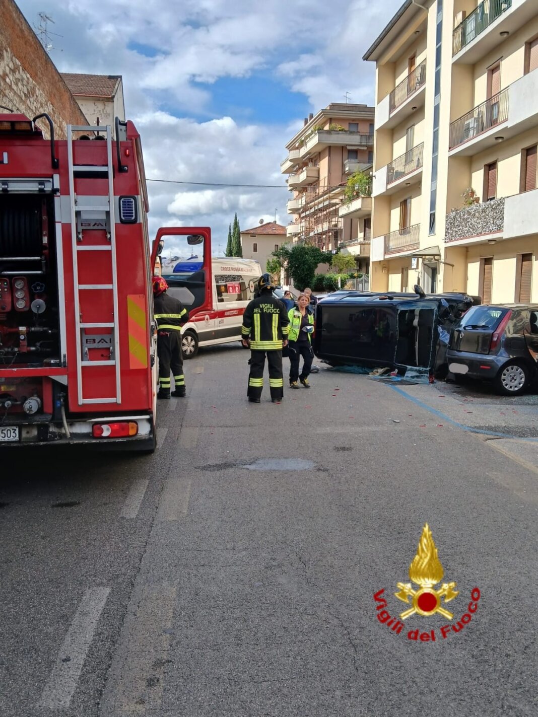 Sbanda e finisce contro le auto in sosta: muore uomo di 77 anni