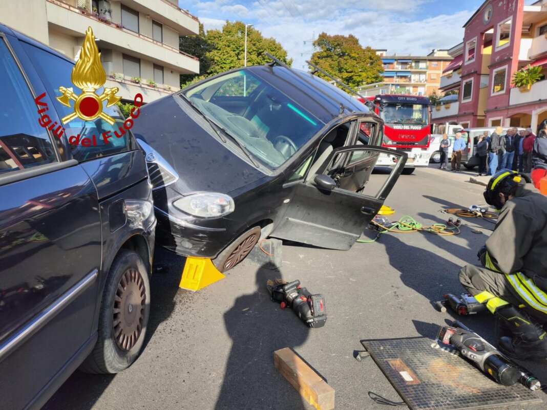 Sbanda e finisce sopra un'auto in sosta: in ospedale