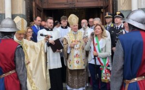 L'uscita dalla cattedrale dopo il solenne pontificale