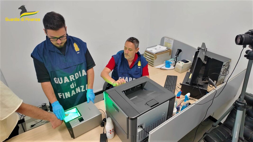 Chiede soldi per consegnare registrazioni compromettente: fisioterapista in manette