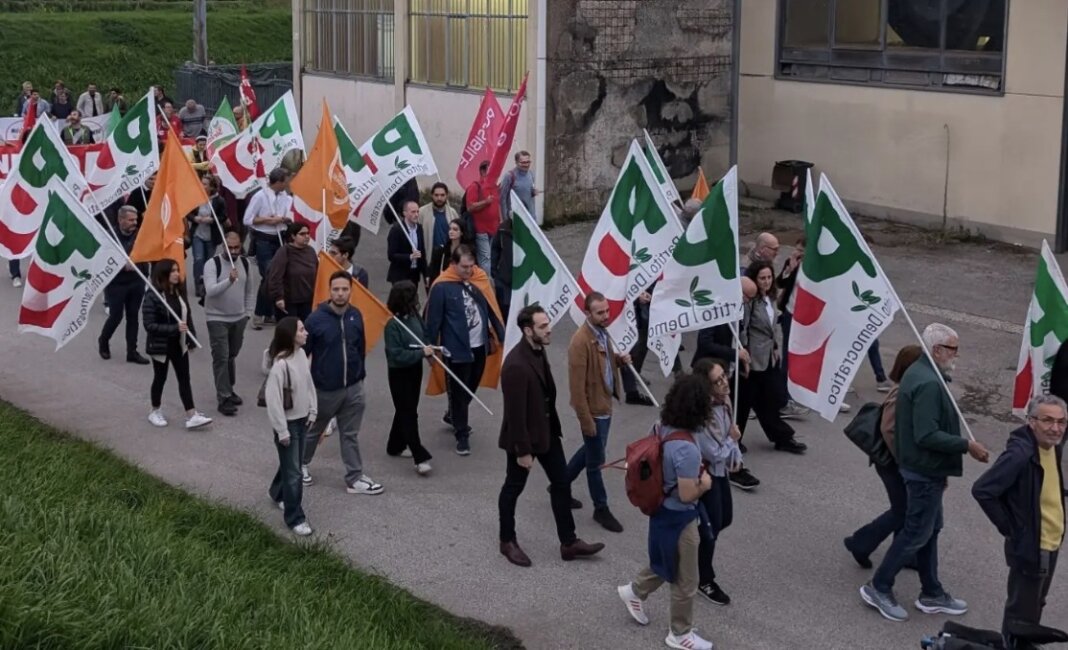 Il Pd di Prato in assemblea per parlare di crisi del tessile e sfruttamento del lavoro