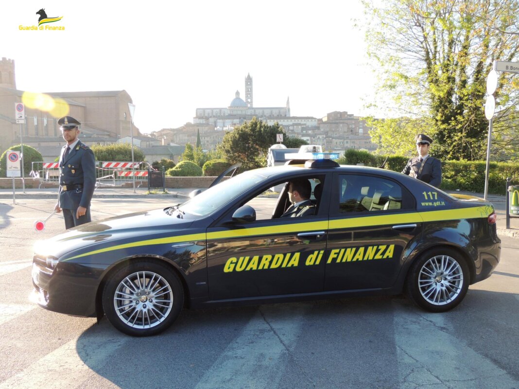 Da Prato a Siena per gettare tonnellate di rifiuti tessili: tre denunciati