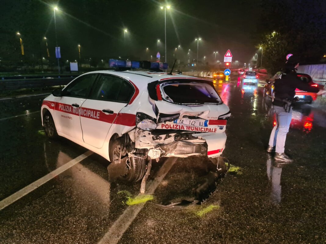 Auto della polizia municipale speronata durante un servizio: caccia al pirata della strada