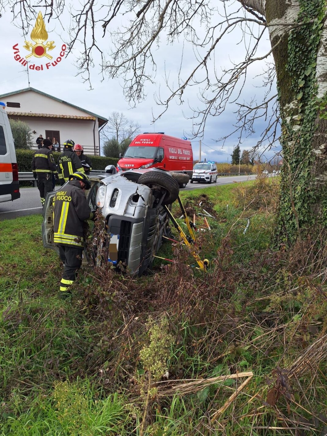 Perde il controllo dell'auto e si ribalta a bordo strada