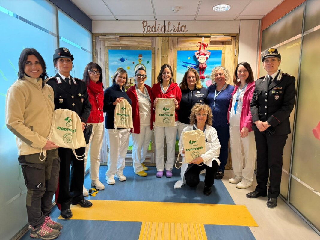 Carabinieri per la biodiversità in visita alla pediatria del Santo Stefano