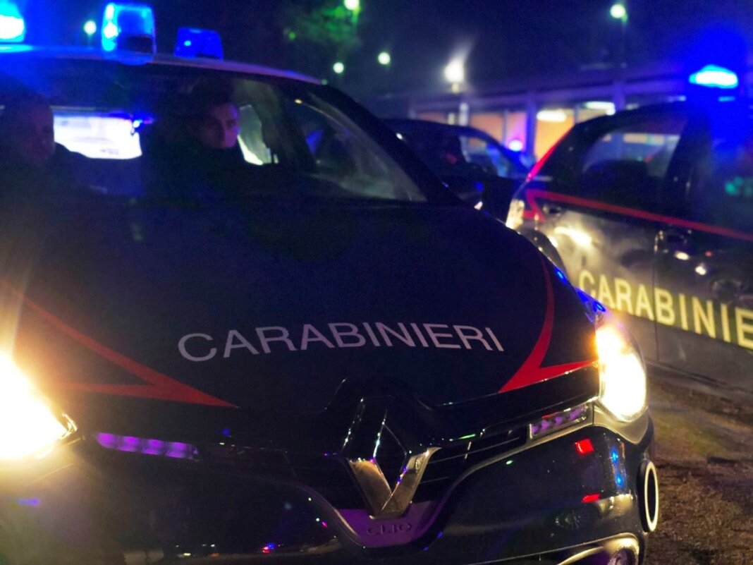 Spacca la vetrata di una pizzeria con un tombino e porta via casse di alcolici: arrestato