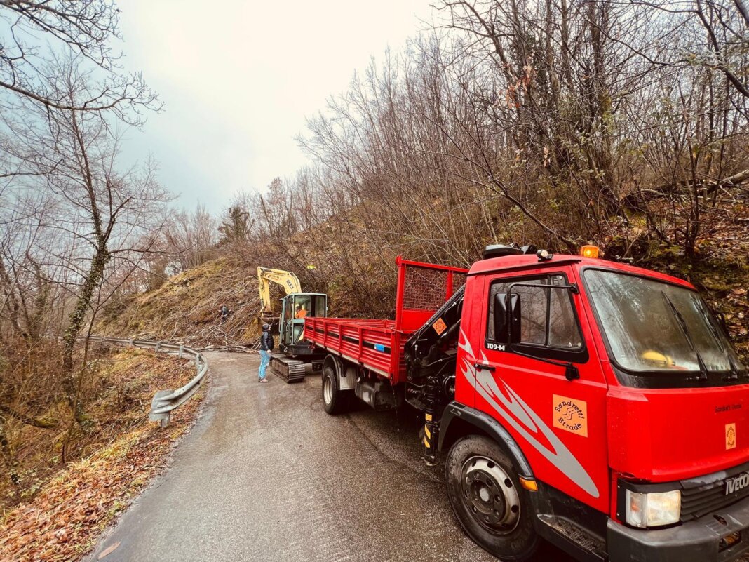 Verso la riapertura la via di Montecuccoli dopo la frana