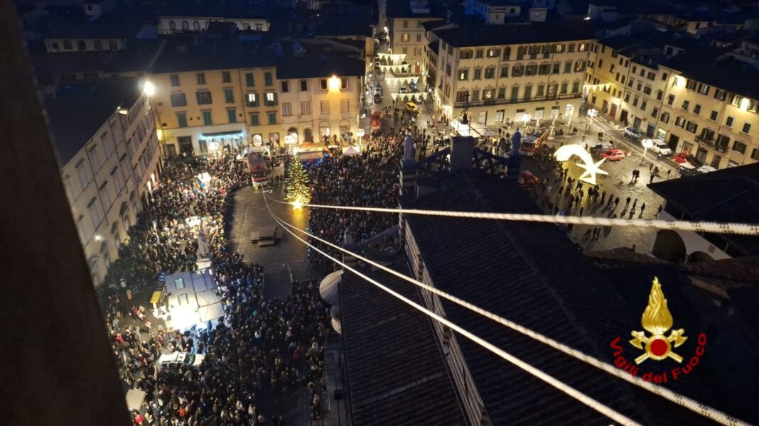 Dal campanile del duomo in piazza: la Befana superstar a Prato