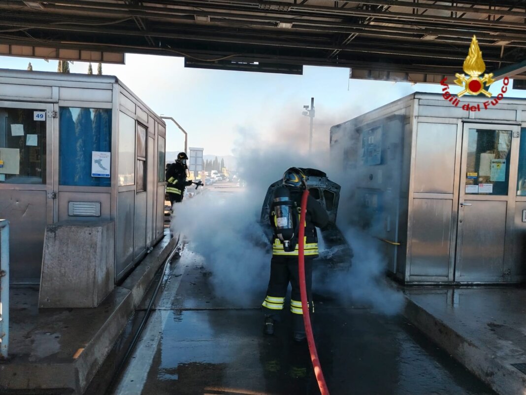 Auto in fiamme al casello autostradale di Prato Ovest: disagi per il traffico