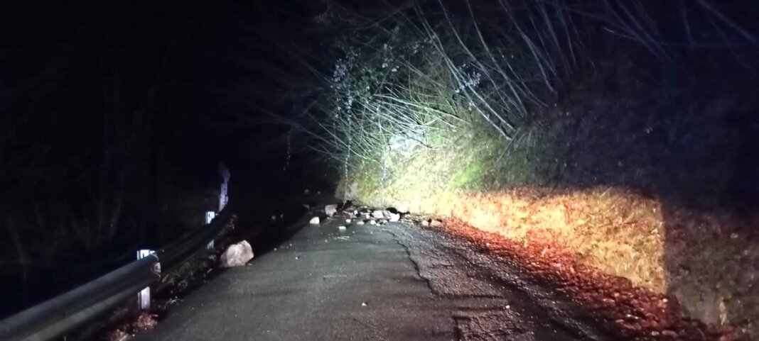 Frana sulla strada di Montecuccoli, interrotti i collegamenti con Barberino