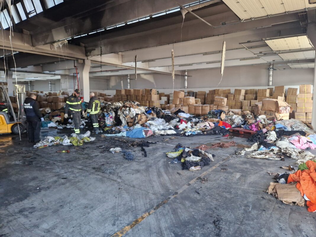 Fiamme dolose in due ditte di logistica a Prato