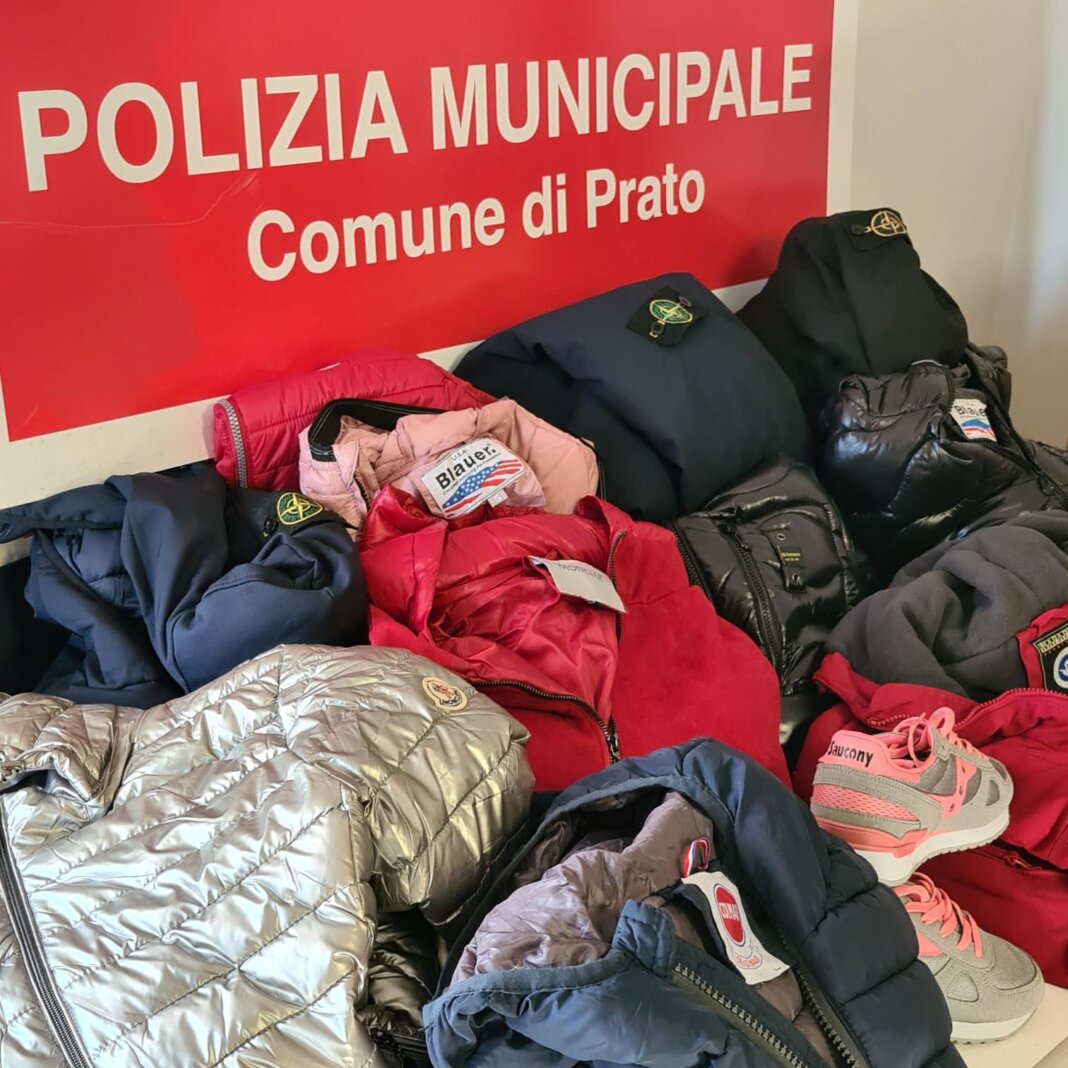Venditori abusivi in azione al mercato di viale Galilei: multe da 5mila euro per due
