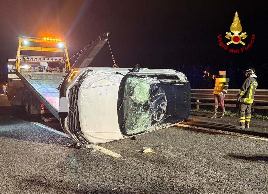 Incidente a catena sulla A11: un'auto si ribalta