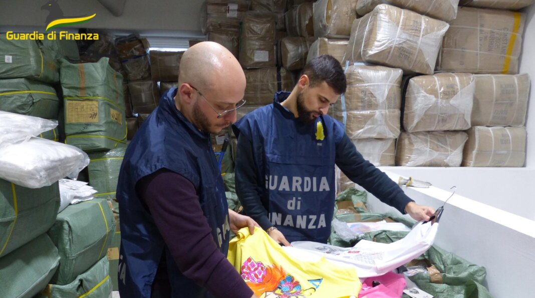 Duro colpo alla filiera del falso a Prato: sequestrati stencil e stoffa in lavorazione