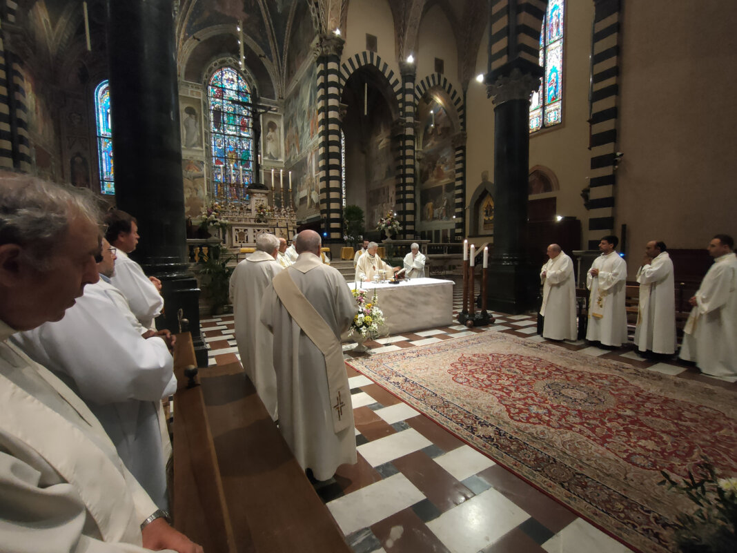 La chiesa di Prato in preghiera in cattedrale per la morte di Papa Francesco