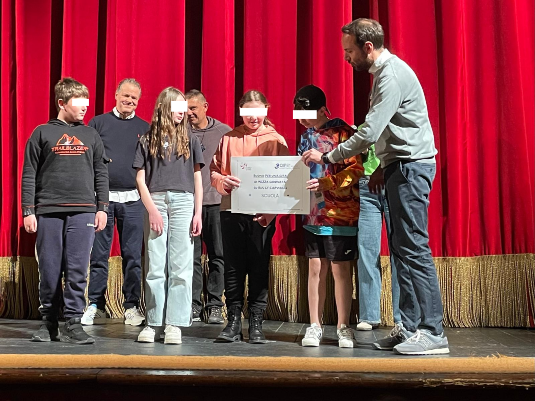 Le scuole di Vernio premiate al Politeama per il concorso 'Labirinti a modo mio' (Foto ufficio stampa)