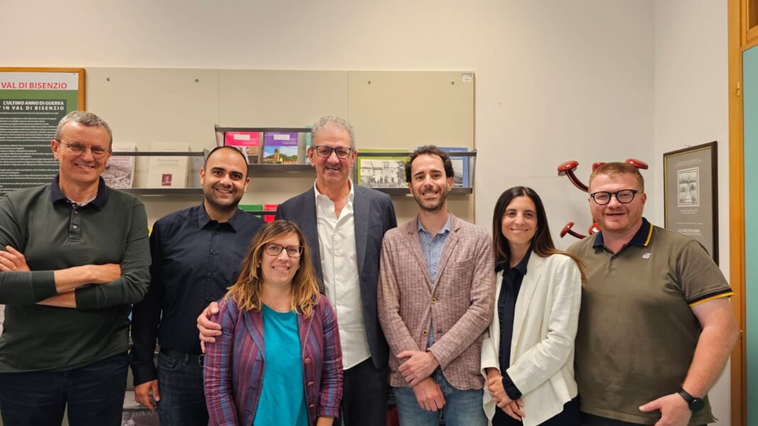 Il CDA 2025-2029 del CDSE da sx Riccardo Fattori Manuel Fava Fabio Giusti Giulio Bellini Giovanni Morganti con le dipendenti del CDSE Luisa Ciardi e Alessia Cecconi