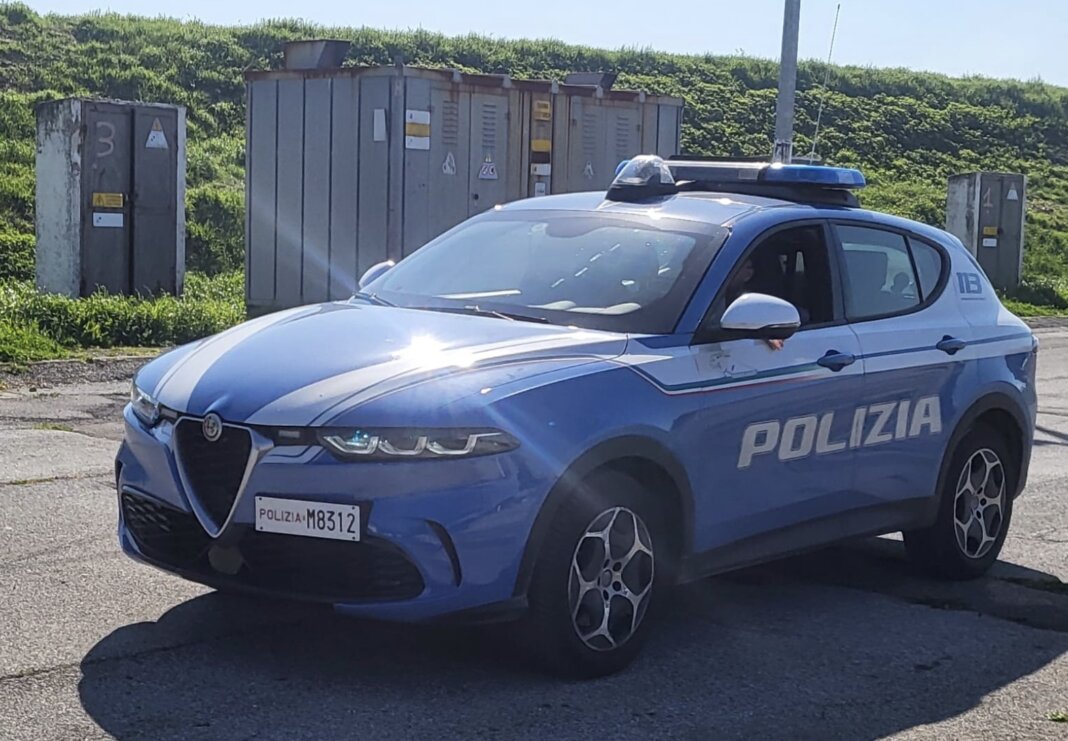 Fermato ad un controllo cerca di liberarsi della droga: arrestato pusher