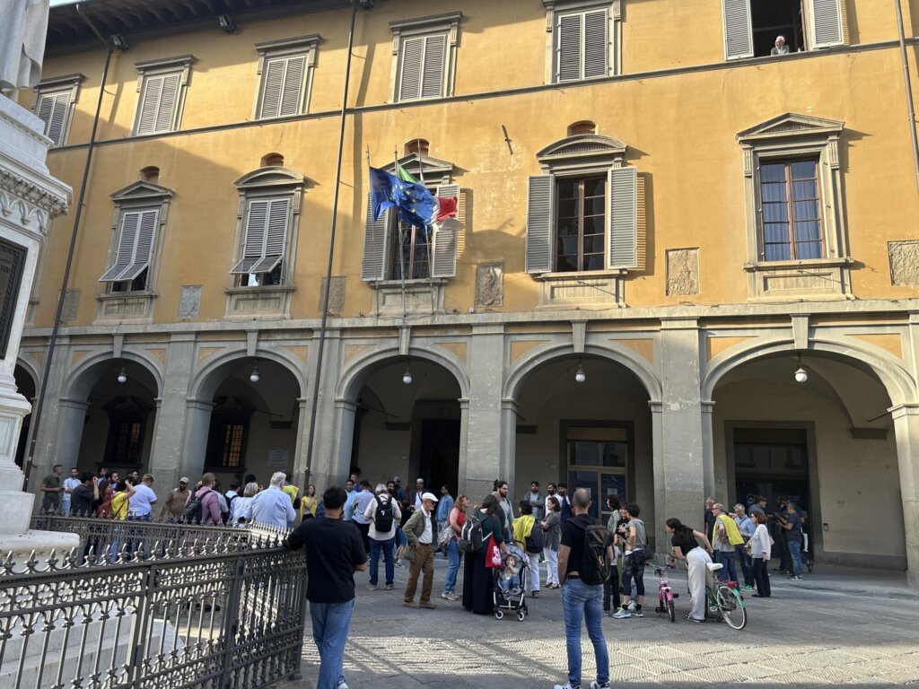 La manifestazione fuori dal Comune