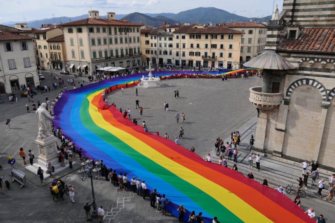 Tornata a sfilare a Prato la bandiera della pace più lunga del mondo