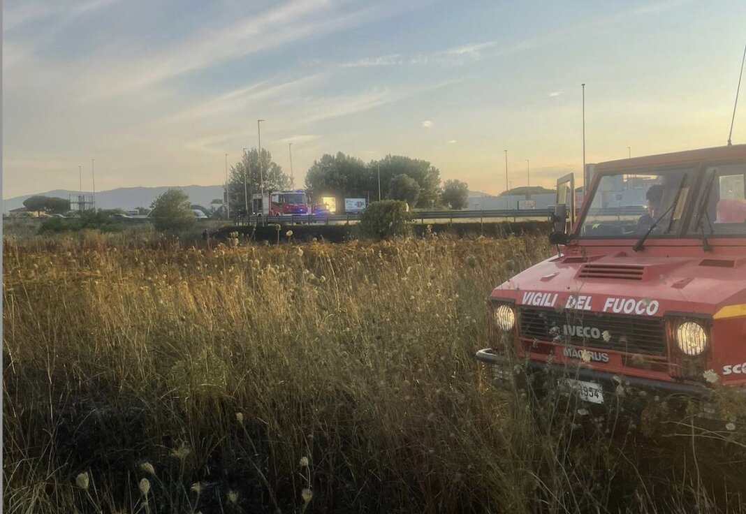 Incendio di sterpaglie nella zona est di Prato: in fumo un ettaro di vegetazione