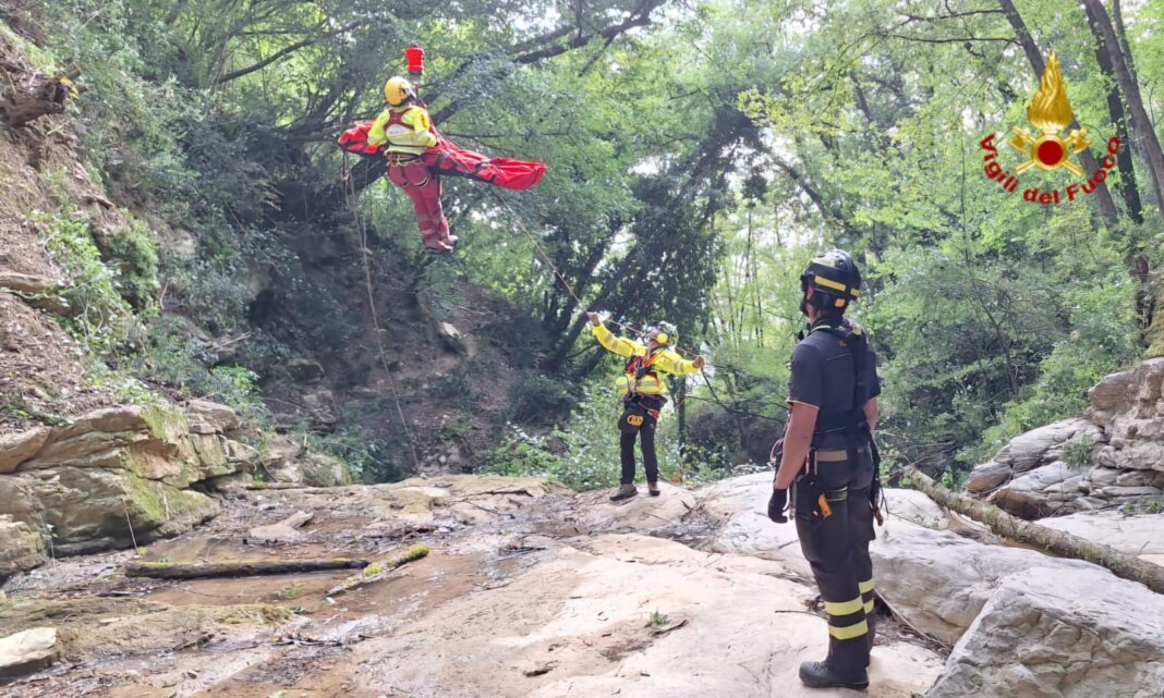 Caduta rovinosa sul Rio di Buti: arriva l'elisoccorso