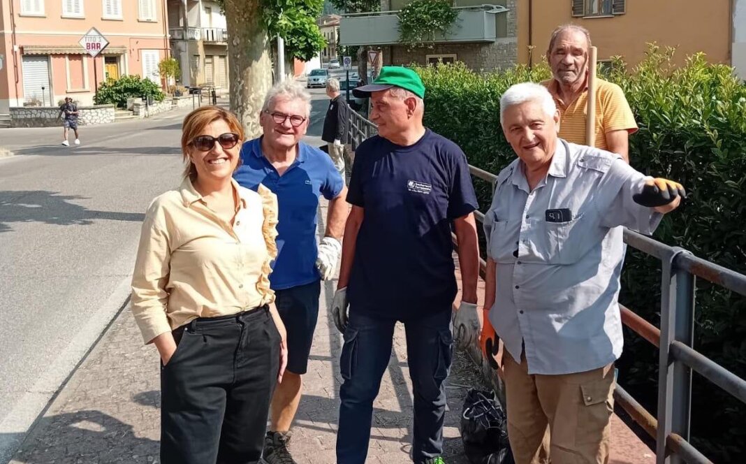 La sindaca Francesca Vivarelli con alcuni cittadini attivi