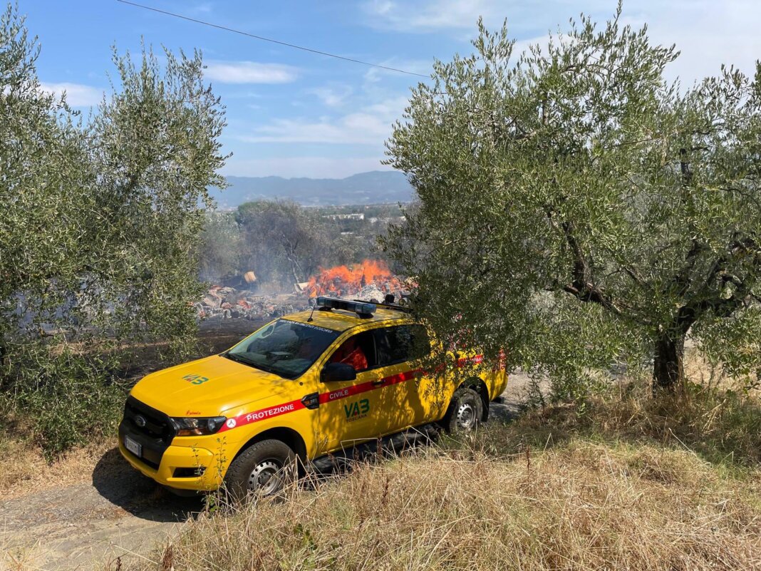 Fiamme in un uliveto a Poggetto: in azione anche un elicottero