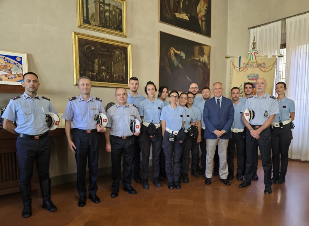 Dodici nuovi agenti di polizia municipale in servizio a Prato: il saluto del commissario