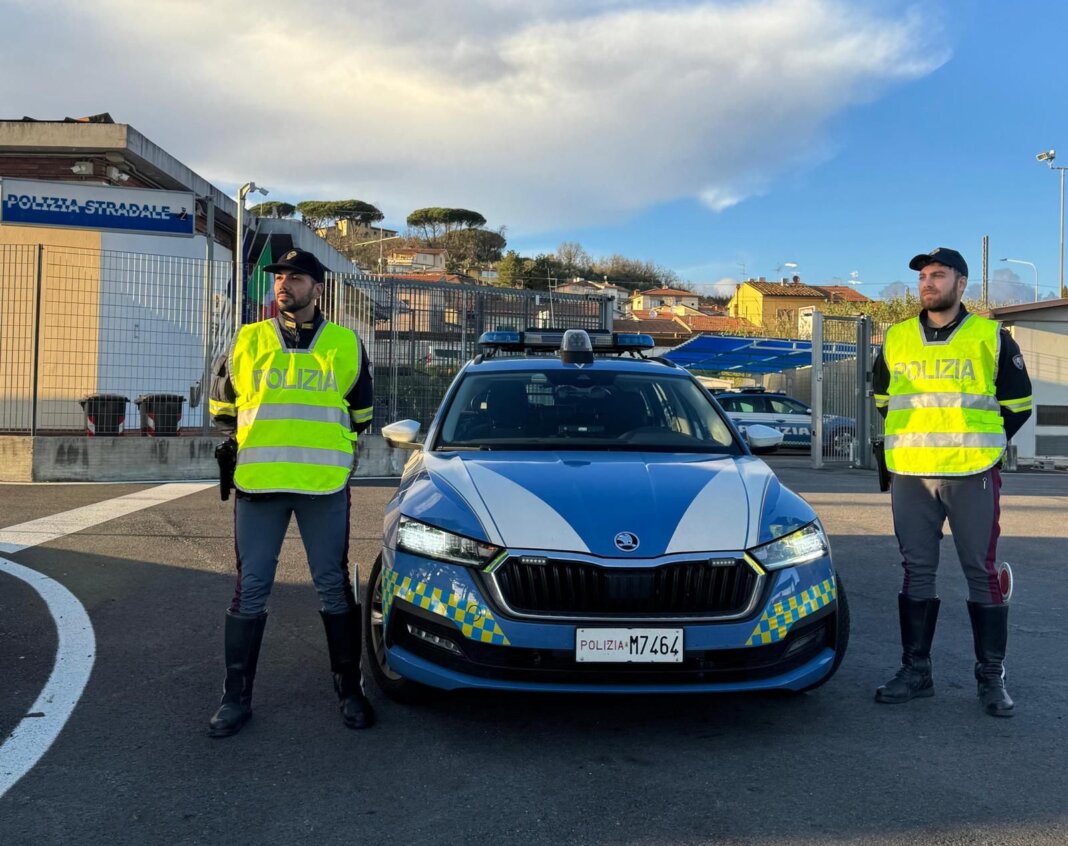 Perde il controllo del camion e si schianta, chiusa la A11 fra Pistoia e Prato