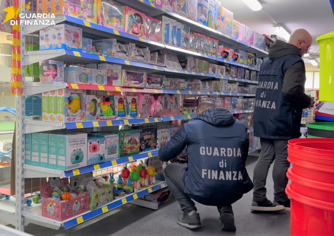 Prodotti non conformi messi in commercio: un altro maxisequestro della Guardia di Finanza a Prato