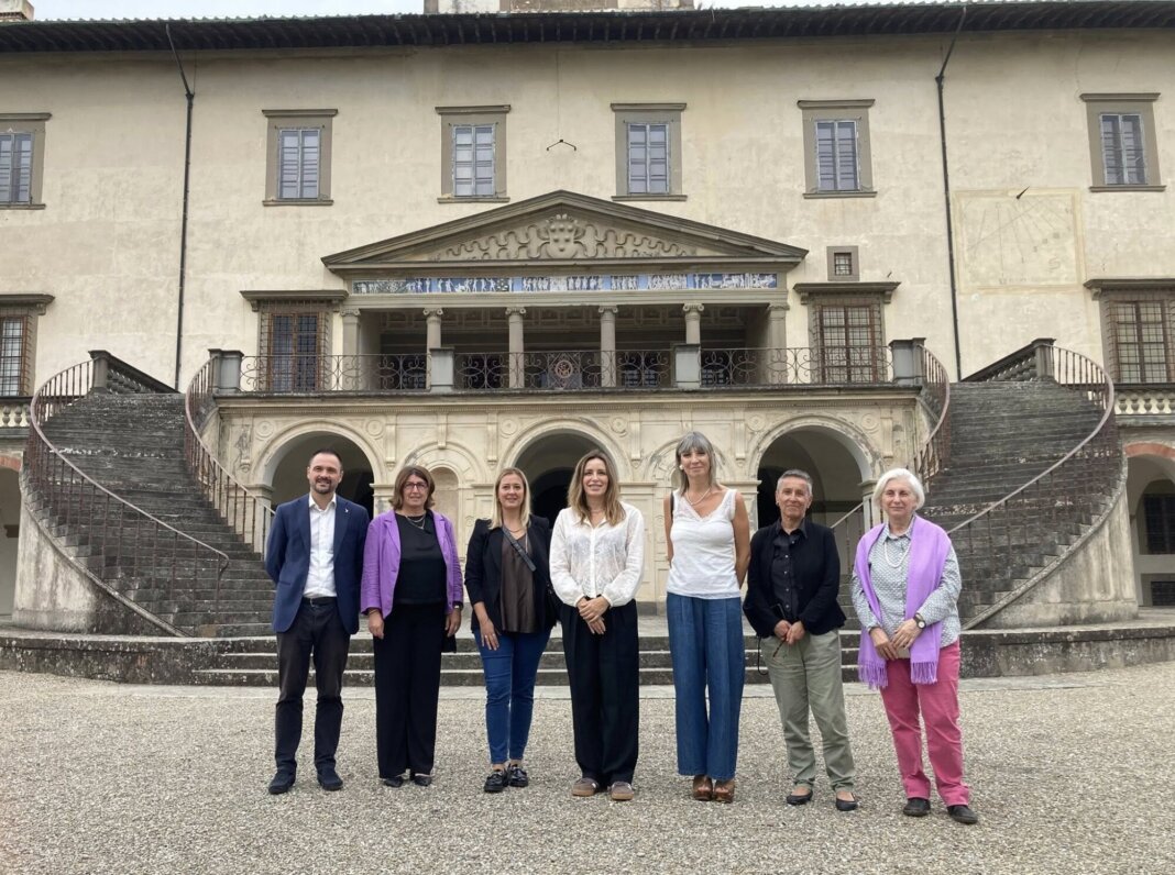 La sottosegretaria alla cultura Borgonzoni in vista alla villa medicea di Poggio a Caiano