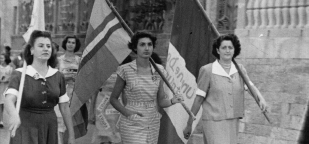 Ragazze di Vaiano sfilano con le bandiere iridate 1950