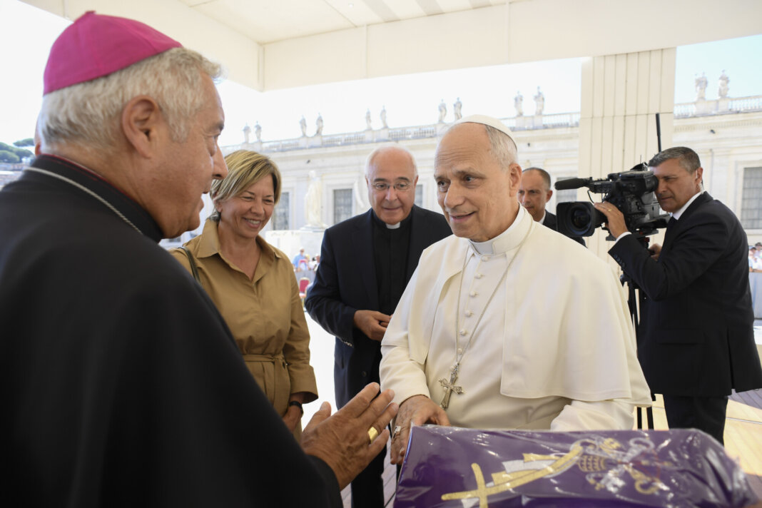 Stole per il Giubileo dal distretto tessile pratese: vescovo e Confindustria ricevuti da Papa Leone