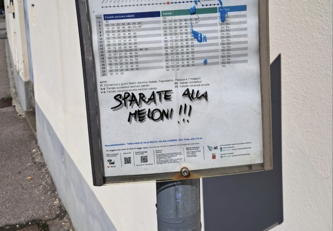 'Sparate alla Meloni': la scritta è comparsa in via dei Palli a Prato