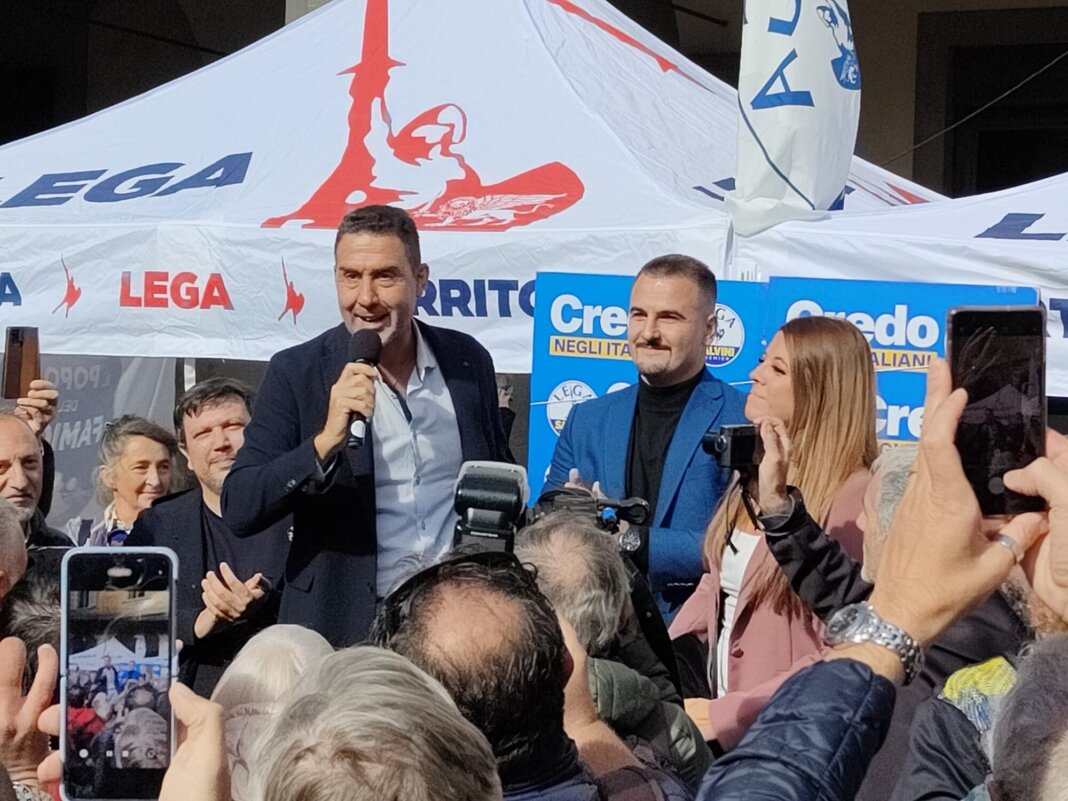 Il generale Vannacci fa il pieno in piazza del Comune in vista delle regionali