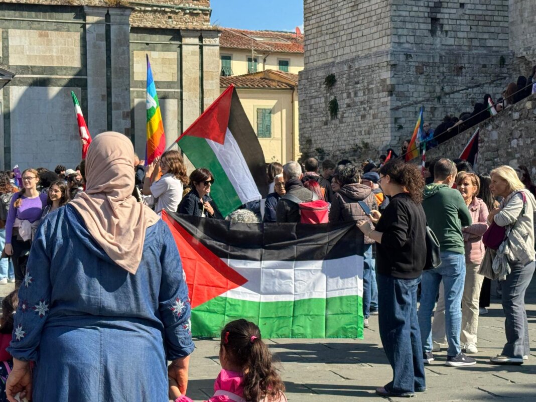 Anche Prato si mobilita per Gaza: in tanti in piazza nel giorno dello sciopero generale
