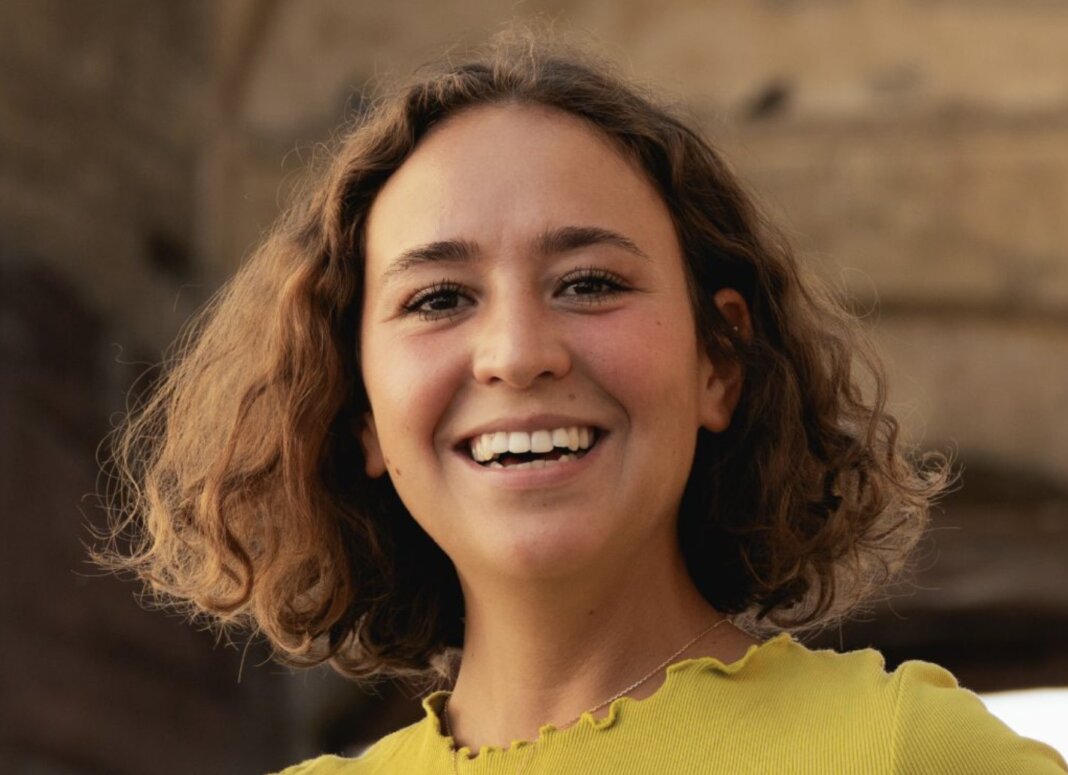 Offese sessiste in un volantino davanti casa della candidata: l'ira del Pd