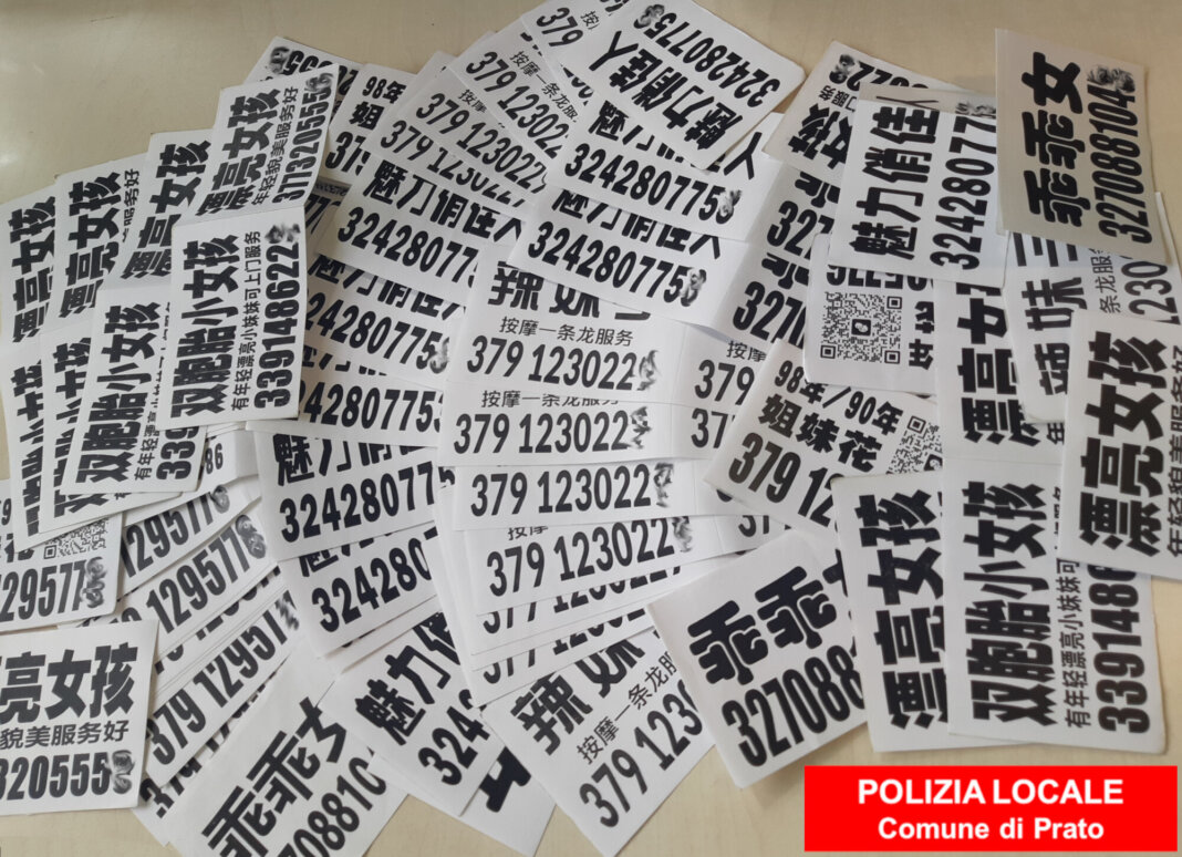 Attacca etichette adesive con ideogrammi cinesi sulla segnaletica stradale: multato